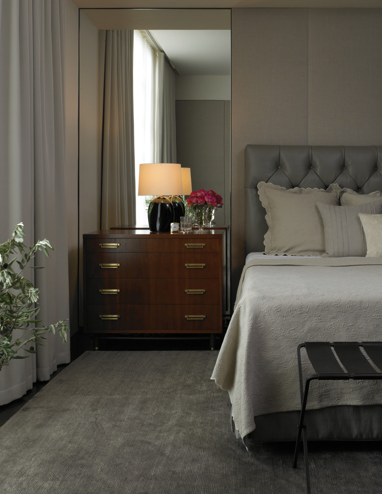 Modernes Schlafzimmer mit grauer Wandfarbe in New York