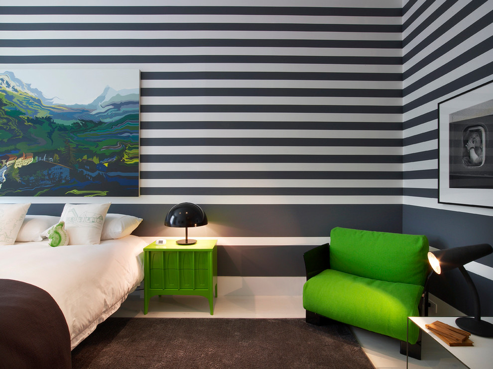 На фото: большая хозяйская спальня в современном стиле с разноцветными стенами и ковровым покрытием