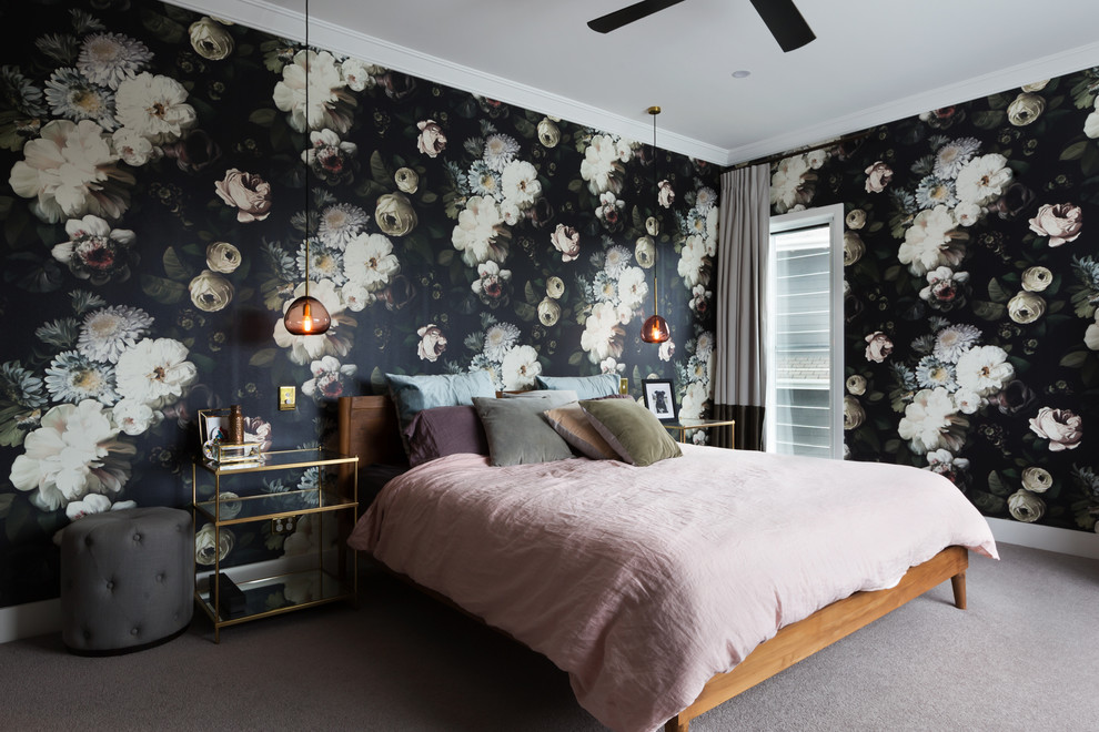 Imagen de dormitorio principal actual con paredes multicolor, moqueta y suelo gris
