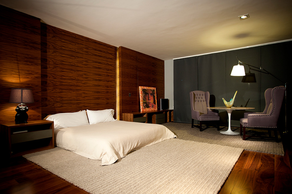 Diseño de dormitorio contemporáneo sin chimenea con suelo de madera oscura