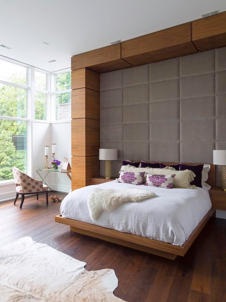 Стильный дизайн: спальня в современном стиле с белыми стенами и темным паркетным полом - последний тренд