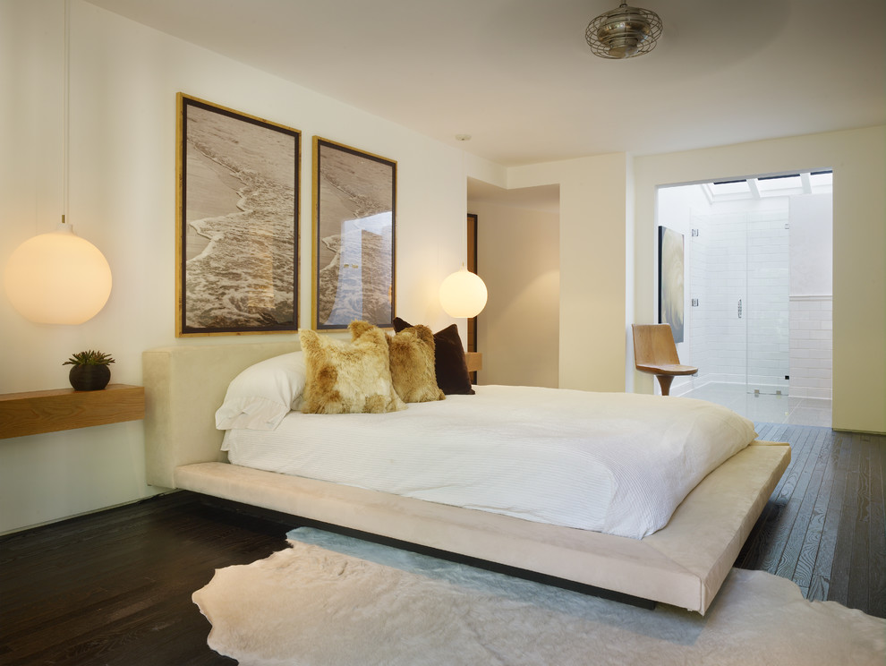 Bild på ett funkis sovrum, med beige väggar och mörkt trägolv