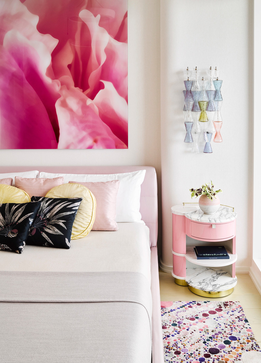 Immagine di una camera da letto design con pareti bianche, parquet chiaro e pavimento beige