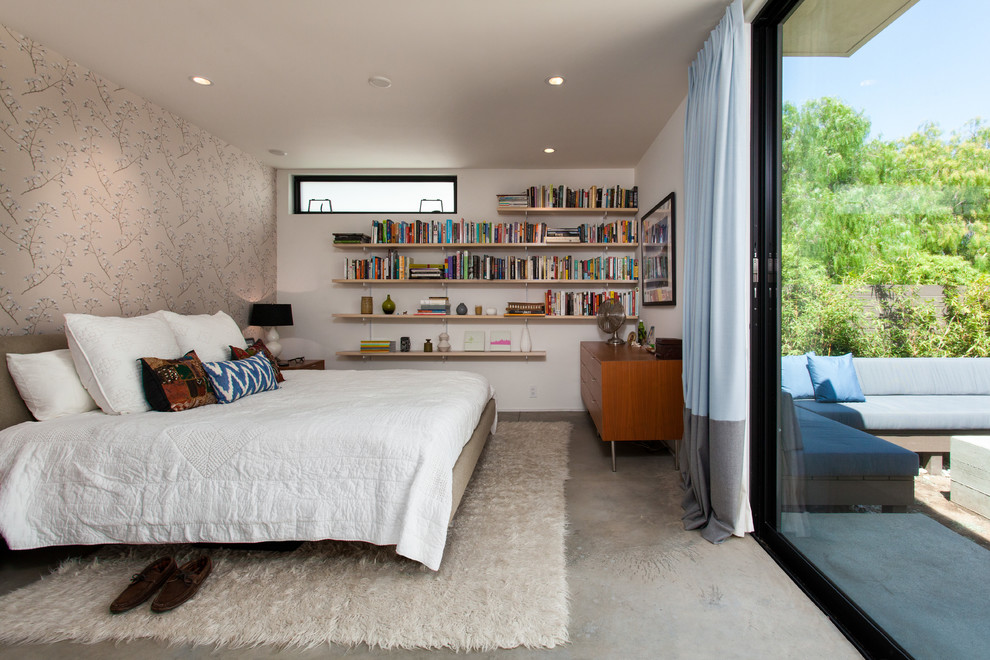 Mittelgroßes Modernes Gästezimmer ohne Kamin mit Betonboden, beiger Wandfarbe und beigem Boden in Los Angeles