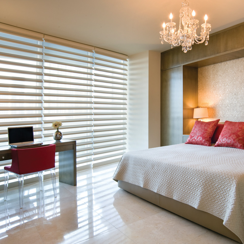 Ejemplo de habitación de invitados actual de tamaño medio con paredes beige y suelo de baldosas de cerámica