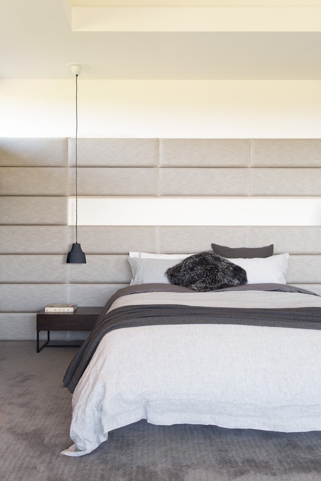На фото: хозяйская спальня в современном стиле с ковровым покрытием