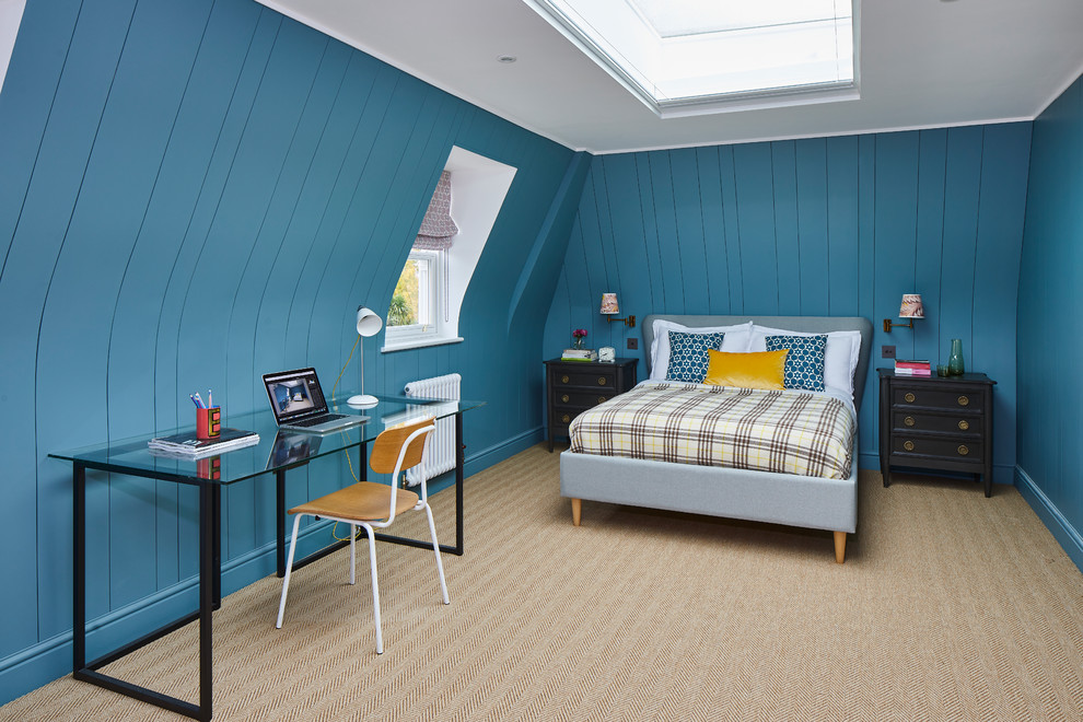 Réalisation d'une chambre design de taille moyenne avec un mur bleu, aucune cheminée et un sol beige.