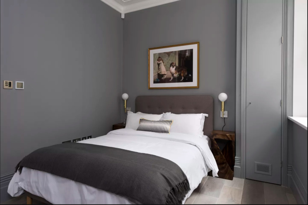 Foto di una piccola camera da letto contemporanea con pareti grigie e pavimento bianco