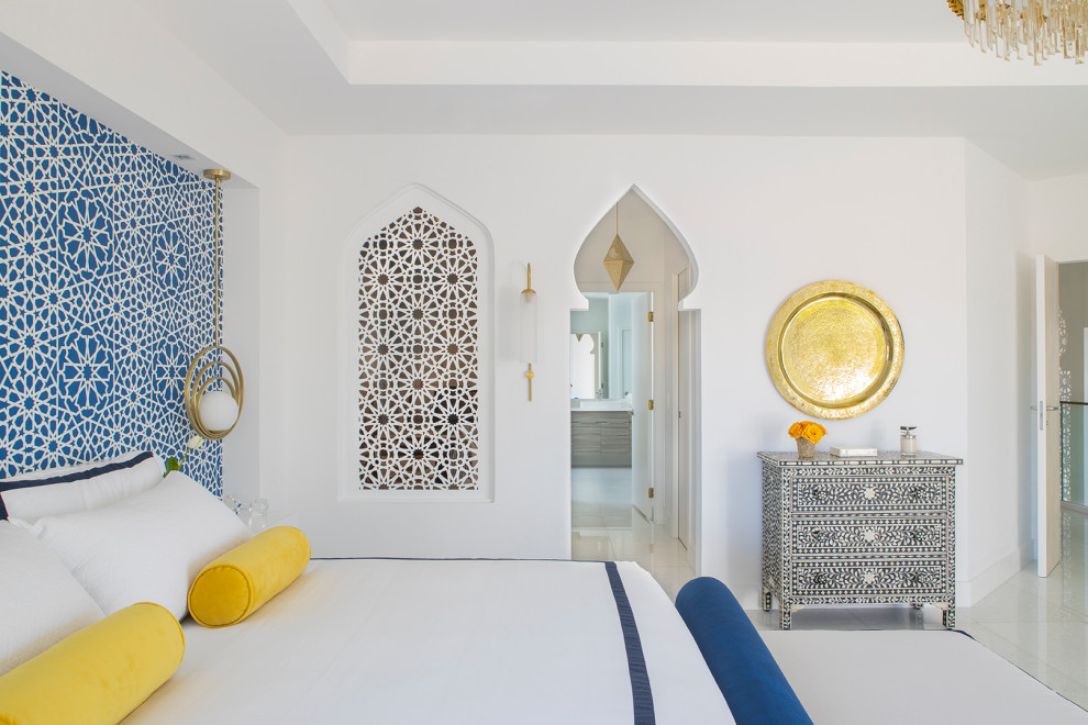 Großes Modernes Hauptschlafzimmer mit weißer Wandfarbe, Marmorboden und weißem Boden in Miami