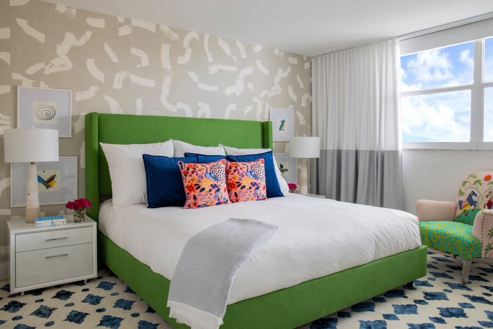 Modernes Gästezimmer ohne Kamin mit bunten Wänden, Teppichboden und buntem Boden in Miami