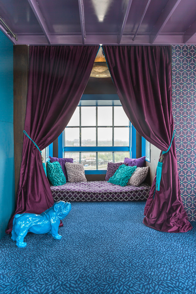 Mittelgroßes Modernes Hauptschlafzimmer ohne Kamin mit lila Wandfarbe und Teppichboden in Amsterdam