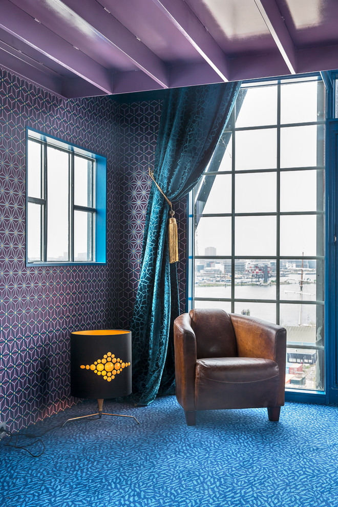Idée de décoration pour une chambre design de taille moyenne avec un mur violet et aucune cheminée.