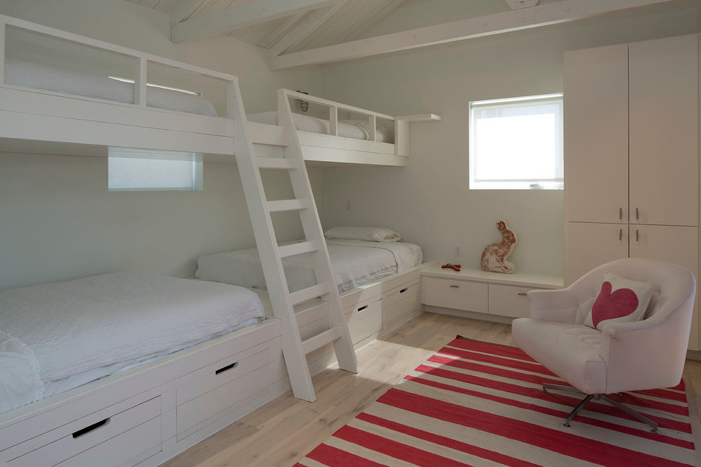 オースティンにあるコンテンポラリースタイルのおしゃれな客用寝室 (白い壁、淡色無垢フローリング、暖炉なし) のインテリア