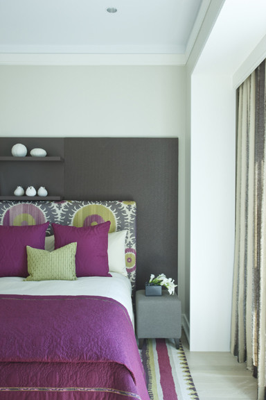 Cette image montre une chambre grise et rose design.