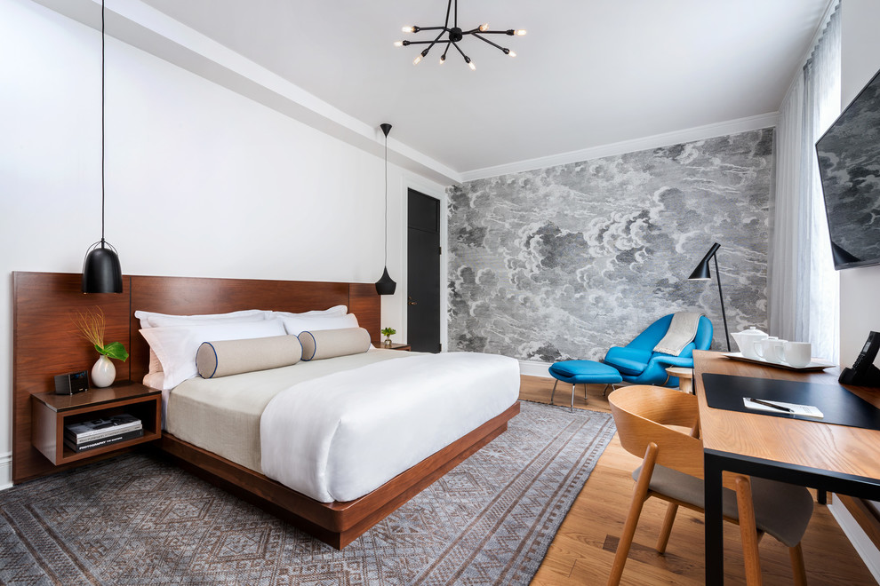 Großes Modernes Hauptschlafzimmer ohne Kamin mit weißer Wandfarbe und Teppichboden in Toronto