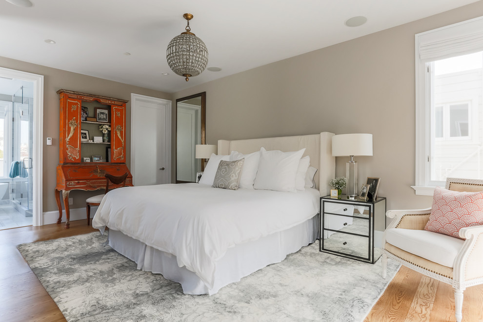 Foto de dormitorio actual con paredes grises y suelo de madera clara