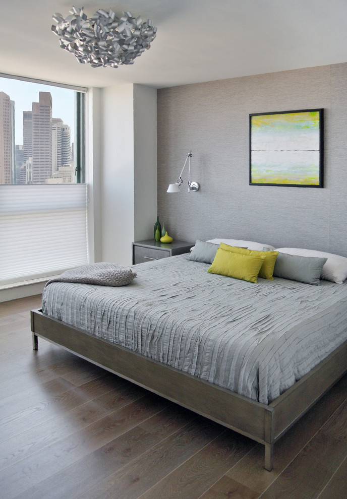 Modernes Schlafzimmer mit grauer Wandfarbe und dunklem Holzboden in Boston