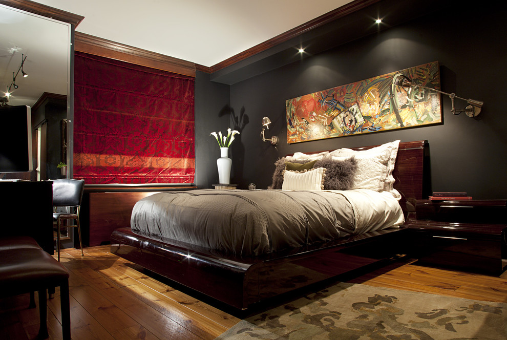 Свежая идея для дизайна: хозяйская спальня среднего размера в современном стиле с черными стенами и паркетным полом среднего тона - отличное фото интерьера