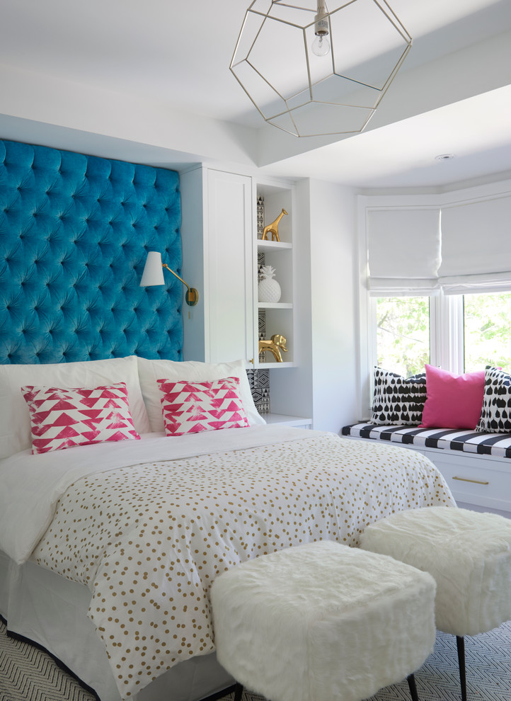 Imagen de dormitorio tradicional renovado con paredes blancas