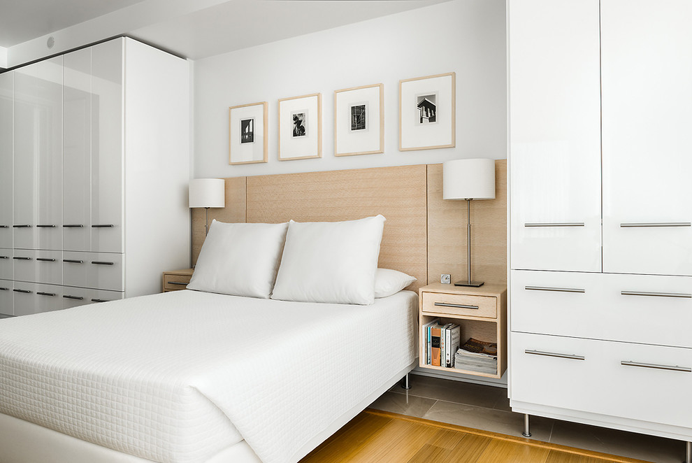 Свежая идея для дизайна: спальня в современном стиле с белыми стенами и светлым паркетным полом без камина - отличное фото интерьера