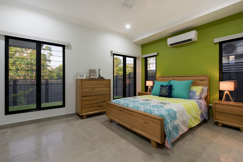 Immagine di una camera da letto design con pareti verdi
