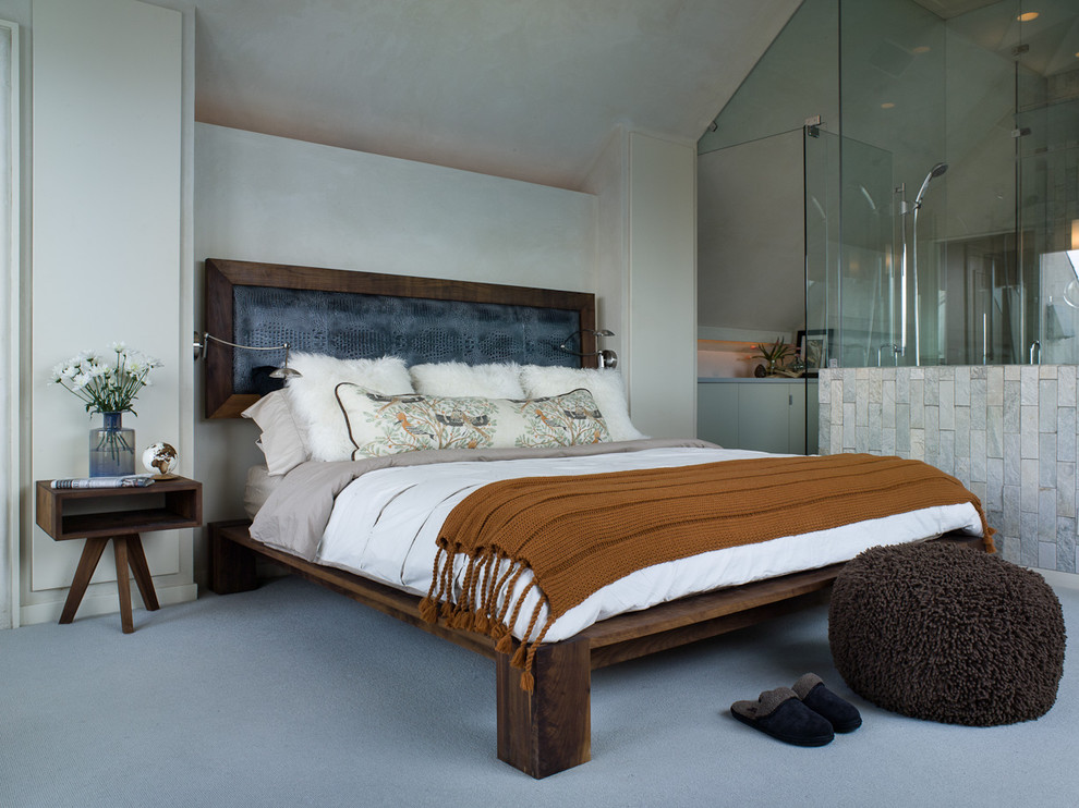Foto på ett funkis sovrum, med grå väggar