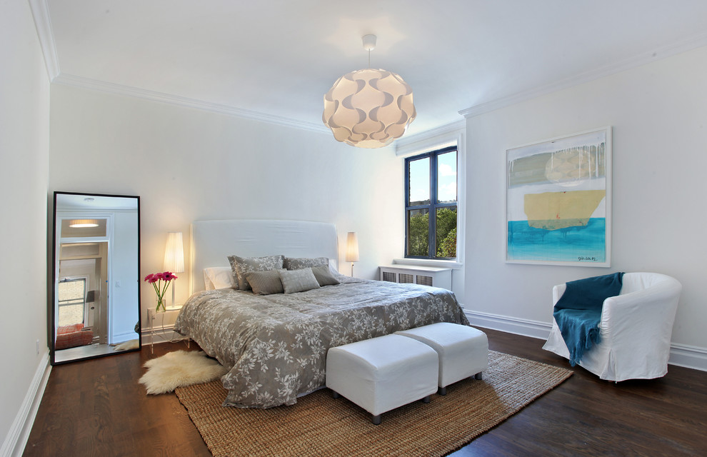 Свежая идея для дизайна: хозяйская спальня среднего размера в современном стиле с белыми стенами и темным паркетным полом - отличное фото интерьера