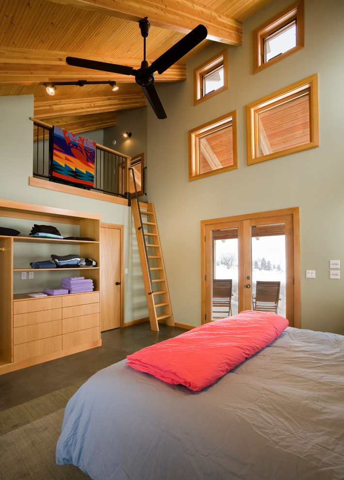 シアトルにあるコンテンポラリースタイルのおしゃれな寝室 (ベージュの壁、コンクリートの床)