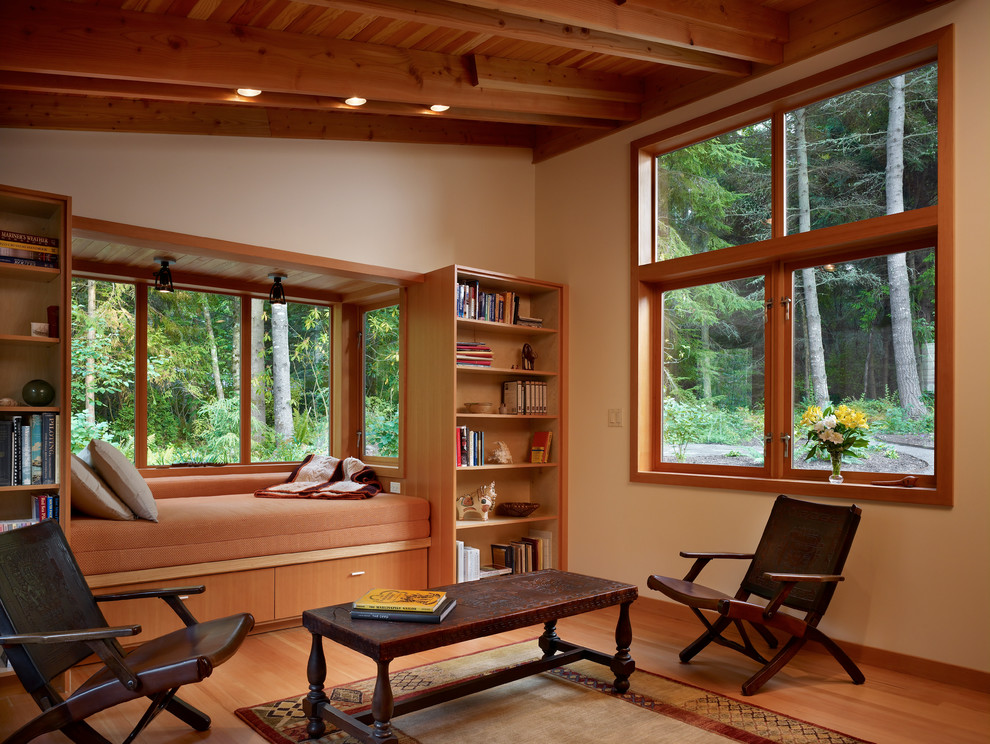 Modernes Schlafzimmer mit beiger Wandfarbe und braunem Holzboden in Seattle