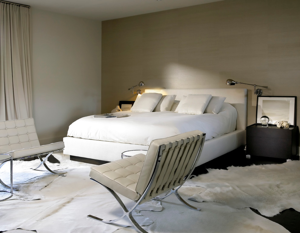 Immagine di una camera da letto minimal con pareti grigie, parquet scuro e nessun camino