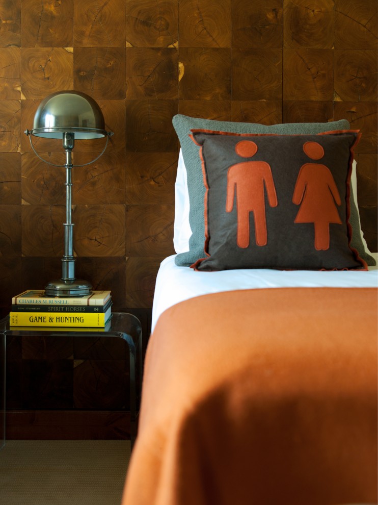 На фото: спальня в современном стиле с коричневыми стенами с