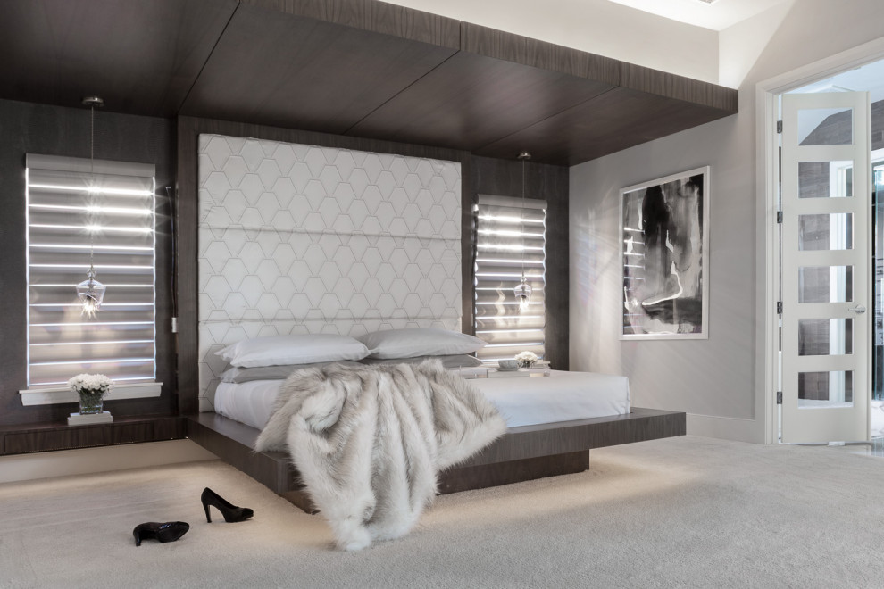 Пример оригинального дизайна: большая хозяйская спальня в современном стиле с серыми стенами, ковровым покрытием и серым полом