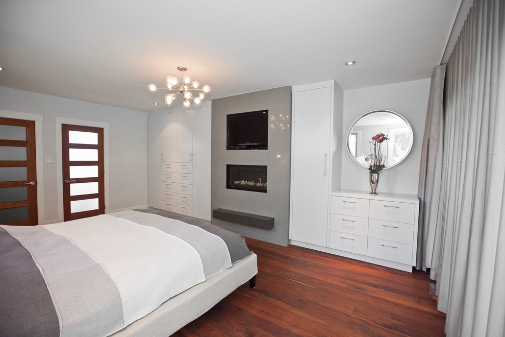 Стильный дизайн: спальня в современном стиле с серыми стенами и телевизором - последний тренд