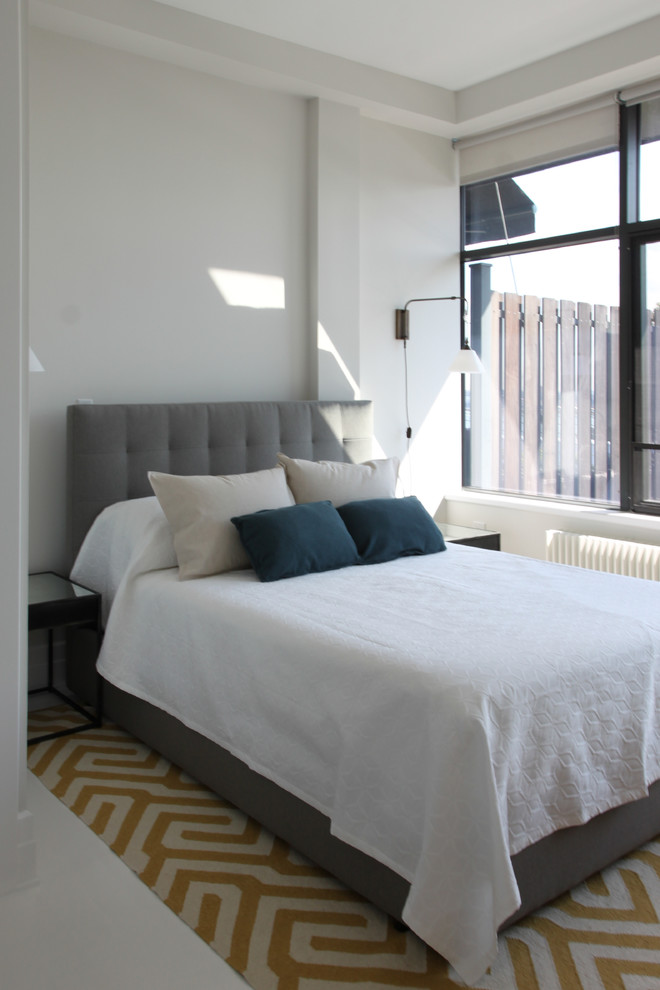 Esempio di una camera da letto design con pareti bianche