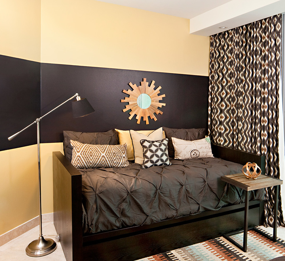 Foto di una camera degli ospiti design con pareti gialle e pavimento in marmo