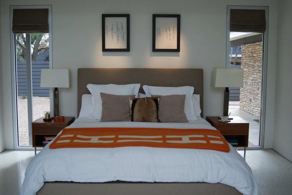 Imagen de dormitorio contemporáneo con paredes blancas