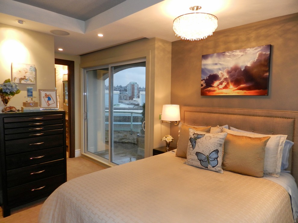 На фото: спальня среднего размера в стиле неоклассика (современная классика) с бежевыми стенами и ковровым покрытием с