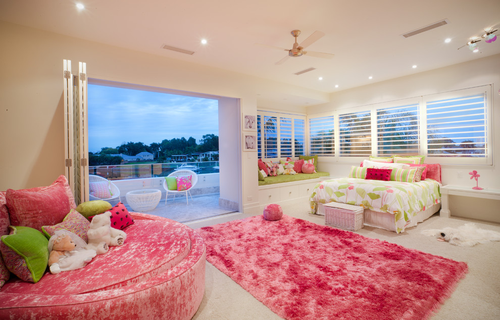 На фото: спальня в современном стиле с ковровым покрытием с