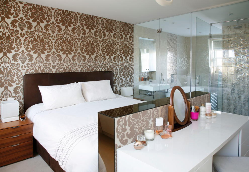 ロンドンにあるコンテンポラリースタイルのおしゃれな主寝室 (茶色い壁、グレーとブラウン)