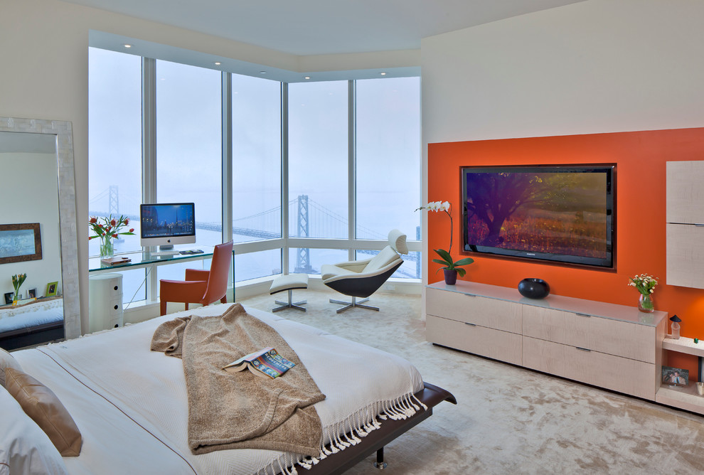 Imagen de dormitorio televisión actual con paredes blancas y moqueta
