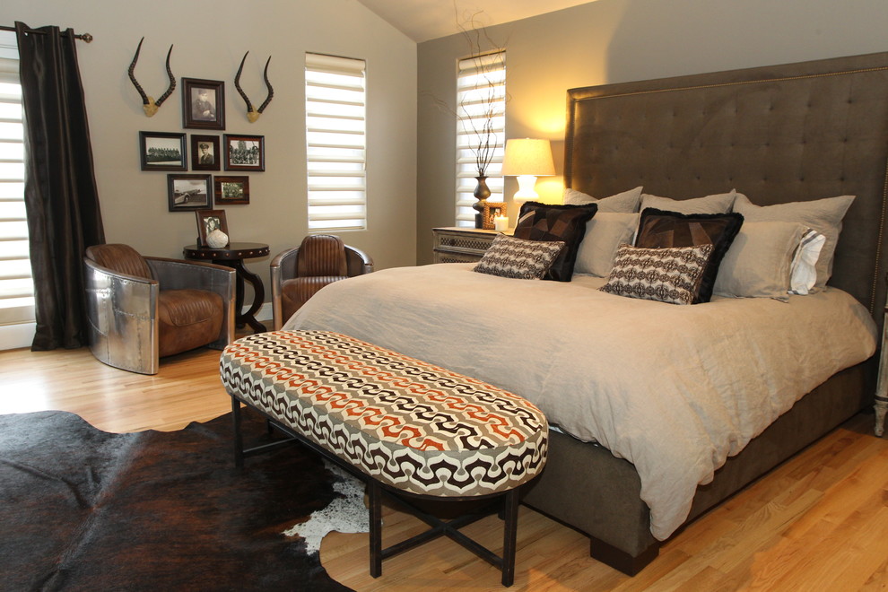 Esempio di una camera da letto minimal con pareti grigie e pavimento in legno massello medio