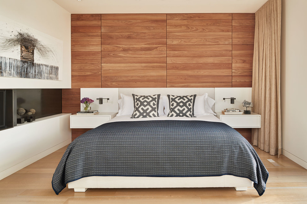 シアトルにあるコンテンポラリースタイルのおしゃれな寝室 (白い壁、淡色無垢フローリング、ベージュの床、グレーとブラウン)