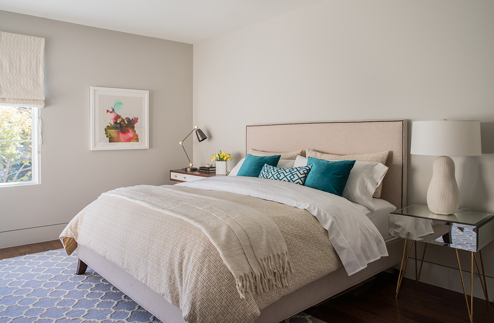 Immagine di una camera da letto contemporanea di medie dimensioni con pareti bianche