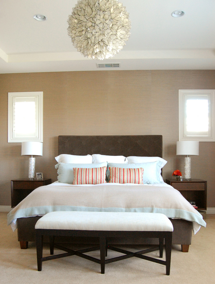 Пример оригинального дизайна: хозяйская спальня в современном стиле с бежевыми стенами и ковровым покрытием без камина