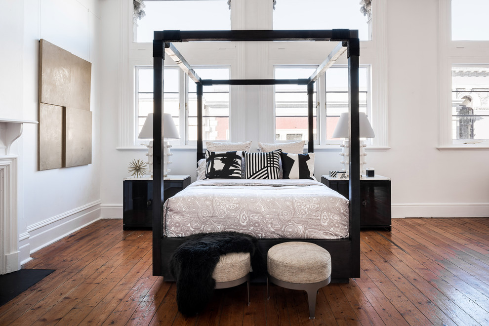 Ispirazione per una grande camera da letto minimal con pareti bianche, pavimento marrone e parquet chiaro