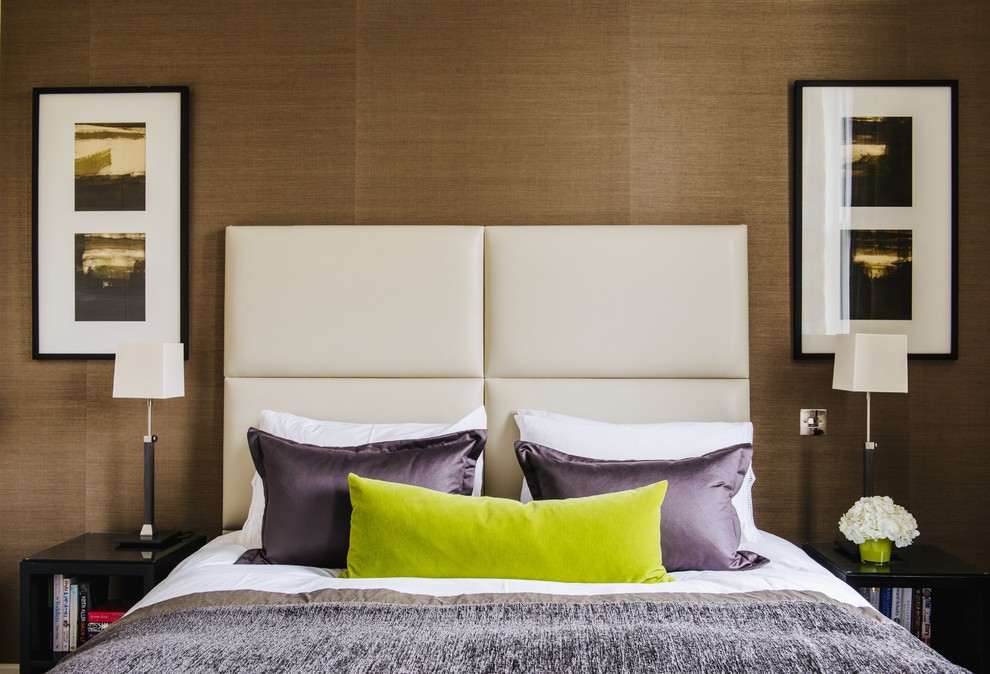 На фото: спальня в современном стиле с коричневыми стенами