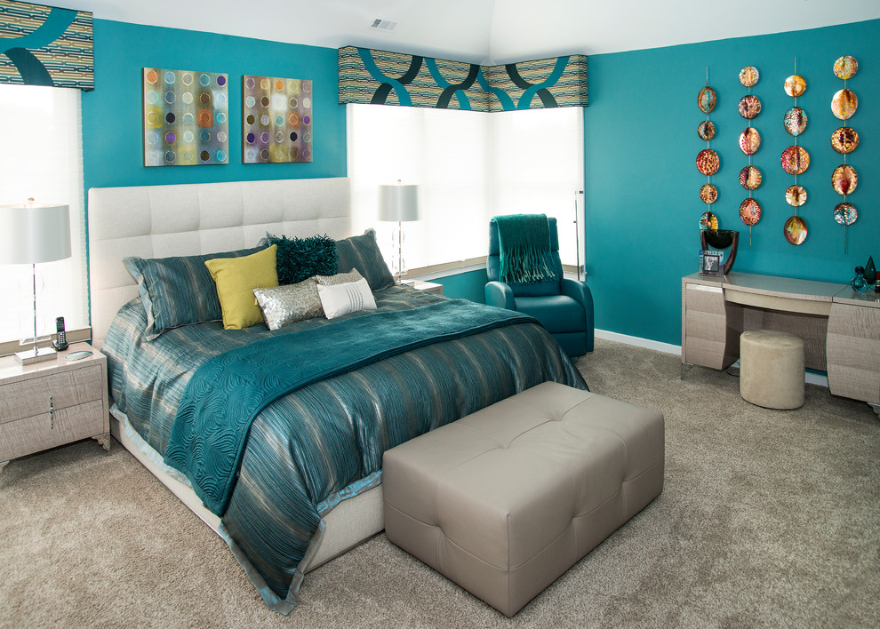 Modelo de dormitorio principal actual de tamaño medio sin chimenea con paredes azules y moqueta
