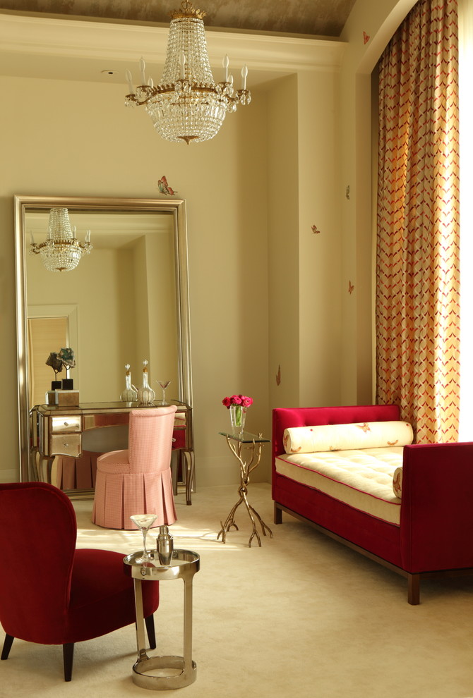 Modernes Schlafzimmer mit beiger Wandfarbe, Teppichboden und gelbem Boden in Sonstige