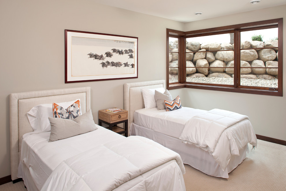 Пример оригинального дизайна: гостевая спальня (комната для гостей) в современном стиле с серыми стенами и ковровым покрытием