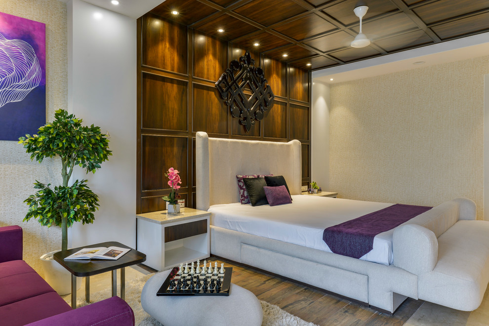 Foto di una camera matrimoniale contemporanea di medie dimensioni con pareti beige, pavimento marrone e pavimento in legno massello medio